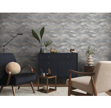 Salon moderne avec papier peint gris à motifs de vagues, buffet foncé, fauteuils texturés et décoration minimaliste.