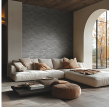 Salon moderne avec un mur texturé, un canapé d'angle, une table basse en bois et une grande fenêtre voûtée donnant sur un arbre.