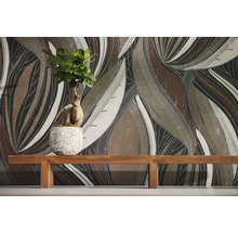 Papier peint avec un grand motif de feuilles abstrait dans des tons naturels derrière un banc en bois avec une plante d'intérieur.