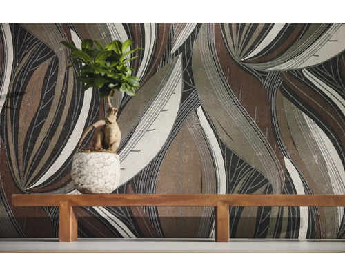 Papier peint avec un grand motif de feuilles abstrait dans des tons naturels derrière un banc en bois avec une plante d'intérieur.