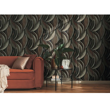Papier peint intissé avec motif organique dynamique dans un salon moderne avec canapé et table basse.