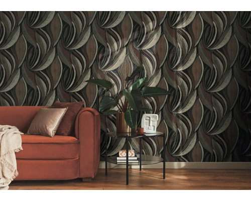 Papier peint intissé avec motif organique dynamique dans un salon moderne avec canapé et table basse.