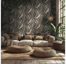 Salon avec papier peint à motifs, canapé en tissu, deux poufs ronds en osier sur un tapis et plantes d'intérieur.
