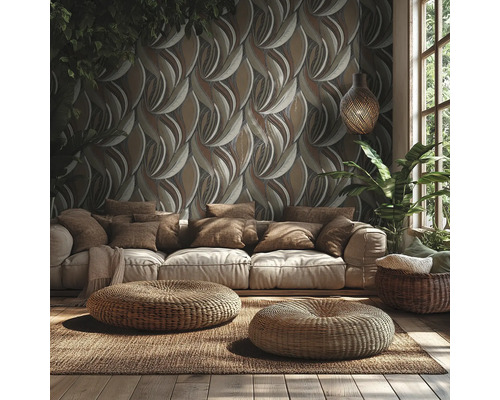 Salon avec papier peint à motifs, canapé en tissu, deux poufs ronds en osier sur un tapis et plantes d'intérieur.