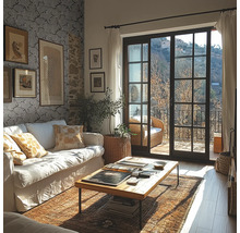 Salon lumineux avec canapé blanc, table basse en bois et grande baie vitrée ouvrant sur un balcon avec vue sur la nature.