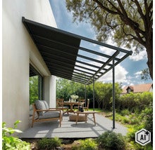 Terrassenüberdachung mit festem Dach und Glasdach kombiniert, montiert an einer Hauswand über einer Terrasse mit Sitzgruppe im Garten. (Image AI modified or generated)
