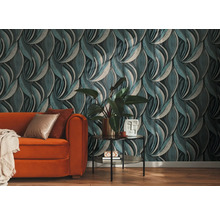 Papier peint intissé à motif de feuilles ondulées dans un salon avec canapé orange et plante verte.