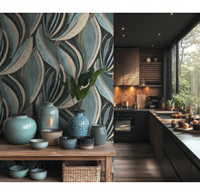 Cuisine moderne avec papier peint à feuilles bleu et beige, étagère en bois avec vases en céramique bleue et placards sombres.