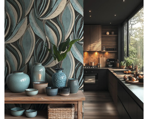 Cuisine moderne avec papier peint à feuilles bleu et beige, étagère en bois avec vases en céramique bleue et placards sombres.