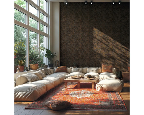 Salon moderne et lumineux avec papier peint à motifs sombres grand canapé d'angle blanc tapis d'orient coloré table en bois et grandes fenêtres.