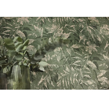 Papier peint intissé avec motif de feuilles botaniques et vase décoratif avec eucalyptus.