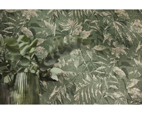 Papier peint intissé avec motif de feuilles botaniques et vase décoratif avec eucalyptus.