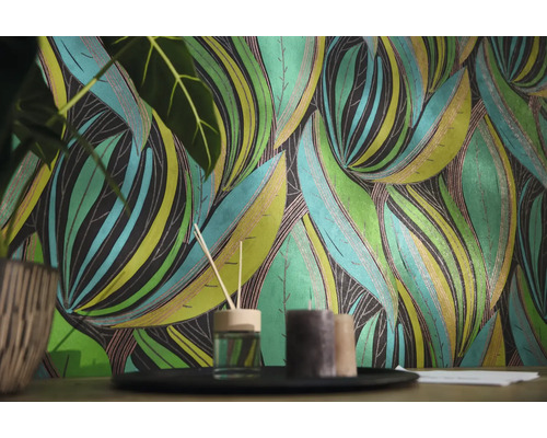 Papier peint intissé à motif de feuilles botaniques dans une scène de salon avec diffuseur et bougies.