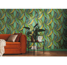Papier peint avec motif de feuilles stylisées dans un salon avec canapé en velours orange et table d'appoint.