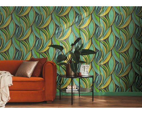 Papier peint avec motif de feuilles stylisées dans un salon avec canapé en velours orange et table d'appoint.