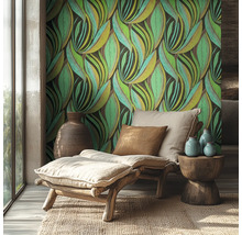 Intérieur moderne avec papier peint vert et jaune à motif de feuilles, chaise longue en bois avec coussins et vases décoratifs en céramique.