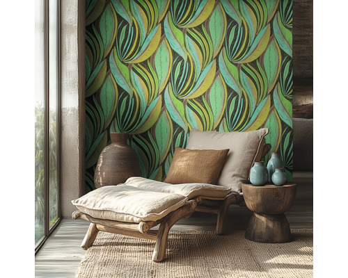 Intérieur moderne avec papier peint vert et jaune à motif de feuilles, chaise longue en bois avec coussins et vases décoratifs en céramique.
