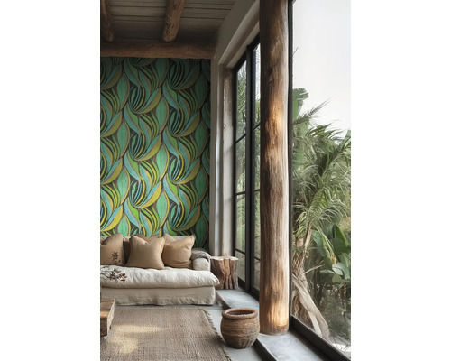 Salon lumineux avec papier peint intissé à motif de feuilles vertes, canapé beige, pilier en bois et grande baie vitrée.