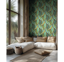 Pièce moderne avec papier peint à motif de feuilles vertes stylisées, canapé blanc bas avec coussins beiges, tapis en sisal et grande fenêtre.