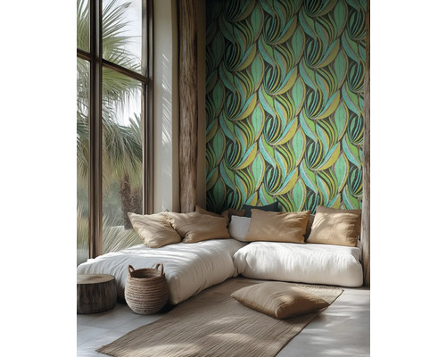 Pièce moderne avec papier peint à motif de feuilles vertes stylisées, canapé blanc bas avec coussins beiges, tapis en sisal et grande fenêtre.