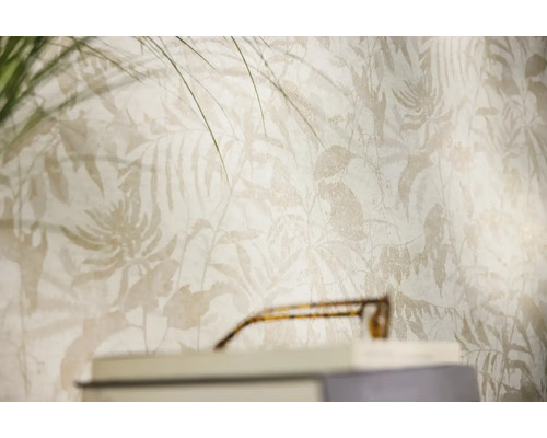 Papier peint intissé avec motif de feuilles tropicales et de fougères dans une pièce lumineuse.