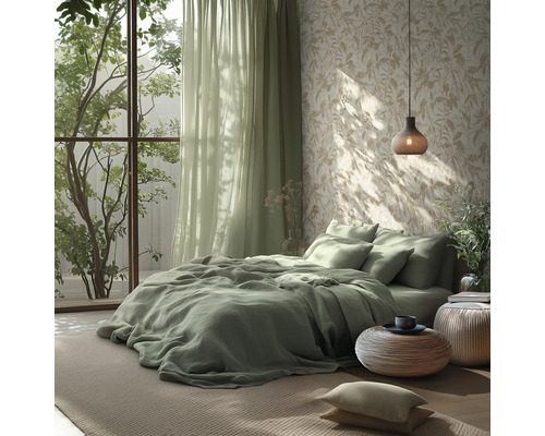 Chambre lumineuse avec literie verte, papier peint à motif de feuilles, rideaux vert clair et suspension et poufs tressés.