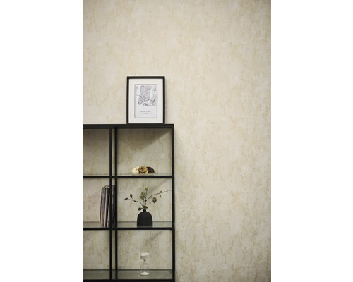 Papier peint intissé avec aspect structuré sur un mur derrière une étagère en métal noir dans une pièce lumineuse et moderne.