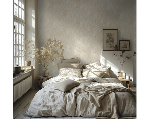 Chambre lumineuse avec papier peint texturé, lit avec linge de lit en lin, fleurs séchées dans des vases et grande fenêtre pour la lumière naturelle.