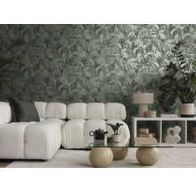 Salon moderne avec papier peint à motif botanique, canapé modulaire blanc et table basse en verre dans une ambiance lumineuse et organisée.