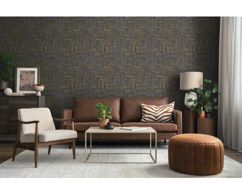 Wohnzimmer mit dunkler Tapete in abstrakter Optik, braunem Ledersofa, hellem Sessel, Couchtisch und Teppich in modernem Stil.