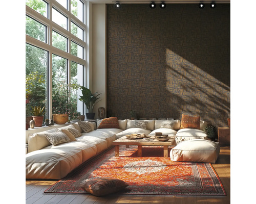 Geräumiges Wohnzimmer mit dunkler Vliestapete mit geometrischem Muster, weißem modularem Sofa, orientalischem Teppich und großen Fenstern.