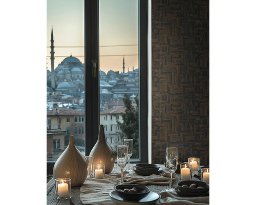 Gedeckter Tisch mit Kerzen und Vasen vor einem Fenster mit Stadtblick und Wand mit geometrisch gemusterter Tapete.