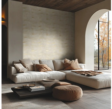 Salon lumineux avec un grand canapé d angle blanc, un mur d accent texturé, une table basse basse et une grande fenêtre cintrée.