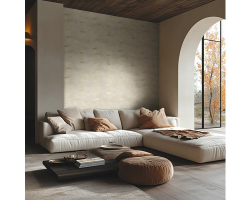 Salon lumineux avec un grand canapé d angle blanc, un mur d accent texturé, une table basse basse et une grande fenêtre cintrée.
