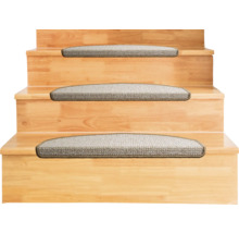 Marchettes d'escalier demi-lunes en bouclée sur un escalier en bois.