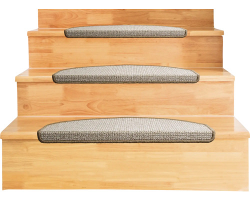 Marchettes d'escalier demi-lunes en bouclée sur un escalier en bois.