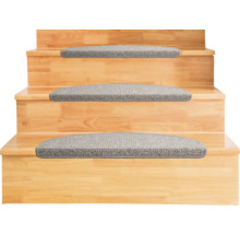 Marchettes d'escalier demi-lune en textile gris sur des marches en bois.