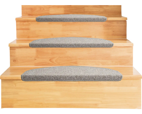 Marchettes d'escalier demi-lune en textile gris sur des marches en bois.