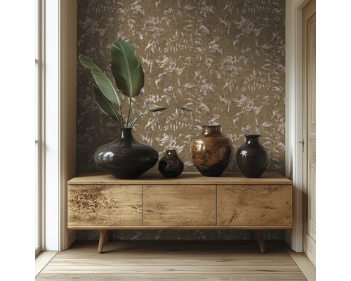 Buffet en bois devant un mur avec du papier peint à motif de feuilles, décoré de divers vases sombres et de grandes feuilles vertes.