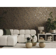 Un salon moderne avec un papier peint brun à motifs de feuilles, un canapé modulable blanc et une table basse en verre dans une ambiance chaleureuse.
