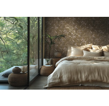 Papier peint intissé à motif floral dans une chambre lumineuse avec de grandes fenêtres sur le jardin et décoration en osier et en lin.