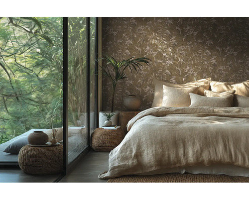 Papier peint intissé à motif floral dans une chambre lumineuse avec de grandes fenêtres sur le jardin et décoration en osier et en lin.