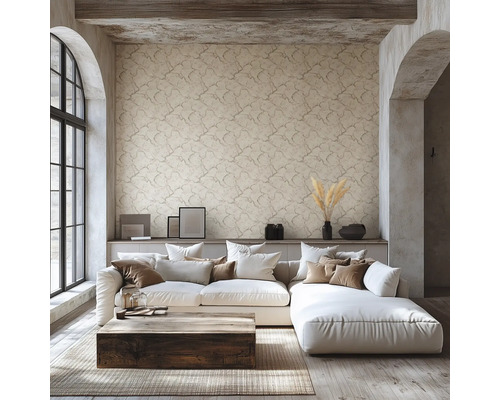 Modernes Wohnzimmer mit strukturierter Tapete, weißem Sofa, Holztisch und hellen Rundbögen in rustikalem Stil.