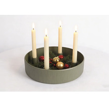 Bougeoir d'Avent rond vert olive à structure côtelée, quatre bougies allumées, branches de sapin et décorations de Noël.