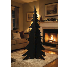Silhouette d'arbre de Noël décoratif dans un salon chaleureux avec cheminée allumée, canapé et tapis moelleux.
