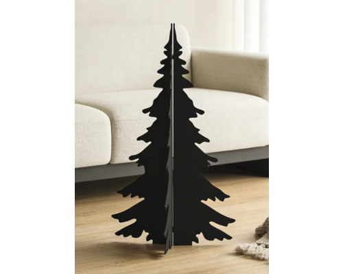 Silhouette de sapin de Noël moderne en métal noir dans un salon lumineux sur un parquet devant un canapé beige.