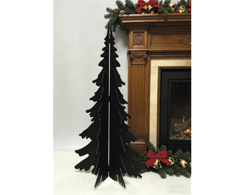 Silhouette de sapin de Noël noire tridimensionnelle en métal devant une cheminée en bois décorée de façon classique.