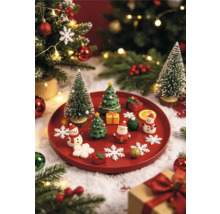Décoration de Noël festive sur un plateau avec des figurines comme le Père Noël, un bonhomme de neige et des sapins dans une scène de neige.