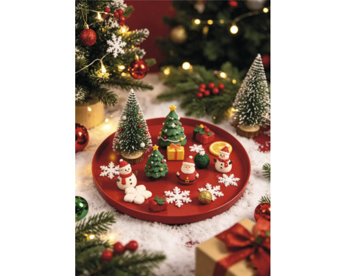 Décoration de Noël festive sur un plateau avec des figurines comme le Père Noël, un bonhomme de neige et des sapins dans une scène de neige.