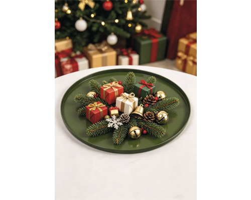 Plateau de Noël rond avec branches de sapin, petits cadeaux, cônes et clochettes dans une ambiance festive.